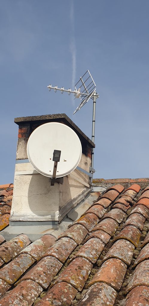 Dépannage antenne TV et remplacement des fixations cheminée et du mât d'antenne